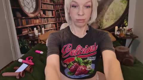 Snapshot of minxtessarae chatting on 06.25.26 Tessa Rae online show from 06.25.26