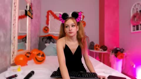 Snapshot of mira_glow chatting on 10.29.25 Mira online show from 10.29.25