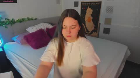 Snapshot of mireyalin chatting on 05.19.26 Mireya online show from 05.19.26
