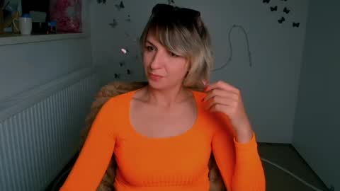 Snapshot of mishelle_blondie chatting on 06.16.26 Mishelle online show from 06.16.26