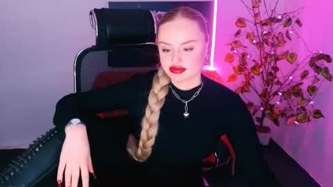 Snapshot of miss_alice_silver chatting on 11.24.25 miss_alice_silver online show from 11.24.25