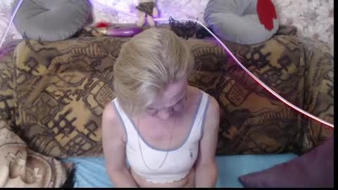 Snapshot of miss_bekker chatting on 12.17.24 ask me online show from 12.17.24