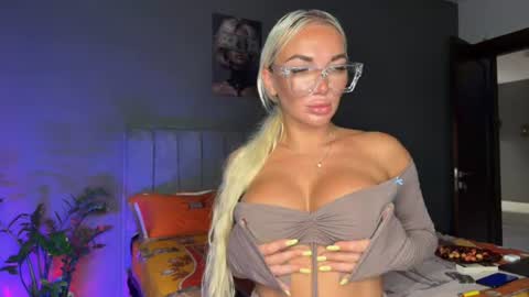 Snapshot of miss_jessica_x chatting on 06.19.26 Jess online show from 06.19.26
