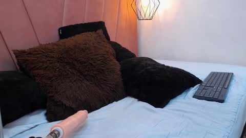 Snapshot of miss_m1a chatting on 11.26.25 mia online show from 11.26.25