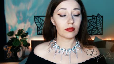 Snapshot of missbeverlymills chatting on 01.11.25 The divine Beverly online show from 01.11.25