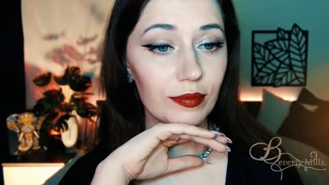 Snapshot of missbeverlymills chatting on 02.05.25 The divine Beverly online show from 02.05.25