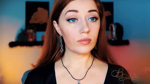 Snapshot of missbeverlymills chatting on 11.22.25 The divine Beverly online show from 11.22.25