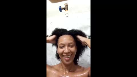 Snapshot of misscruzxz chatting on 04.21.26 Donna di Diamanti online show from 04.21.26