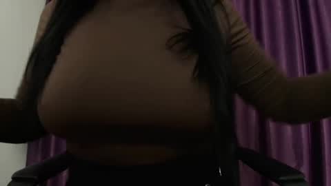 Snapshot of missdyaa chatting on 12.25.24 Miss online show from 12.25.24