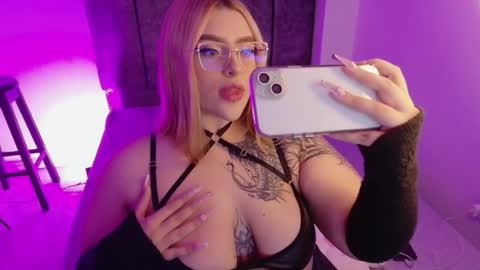 missevans_ online show from 01.15.26