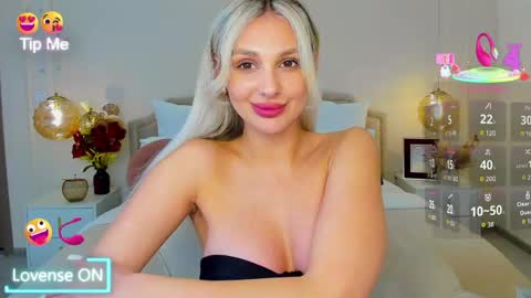 Snapshot of misslou_ chatting on 04.09.26 Lou online show from 04.09.26