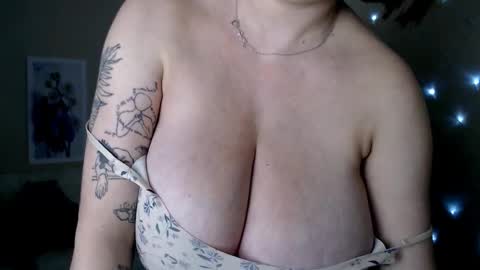 Snapshot of missmelons_ chatting on 12.14.24 Li online show from 12.14.24