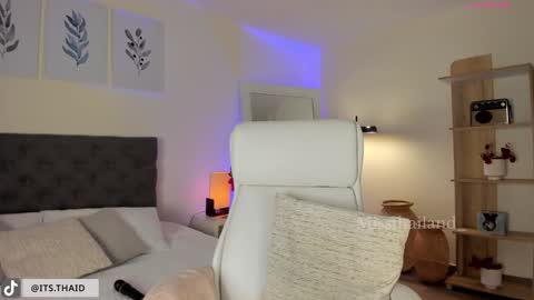 Fernanda Davila online show from 02.04.25