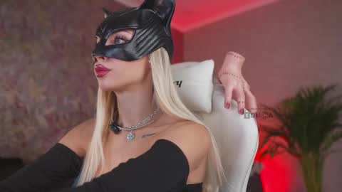 Snapshot of misstics_ chatting on 10.30.25 Eva online show from 10.30.25