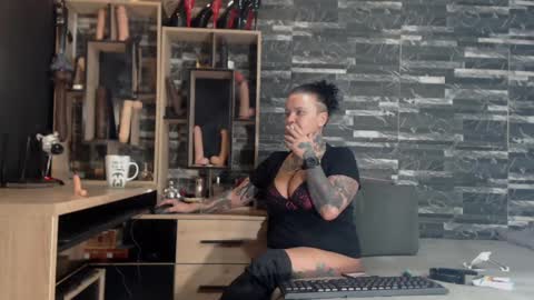 Snapshot of mistress_mirybossy chatting on 01.17.25 Mistress Mirybossy online show from 01.17.25