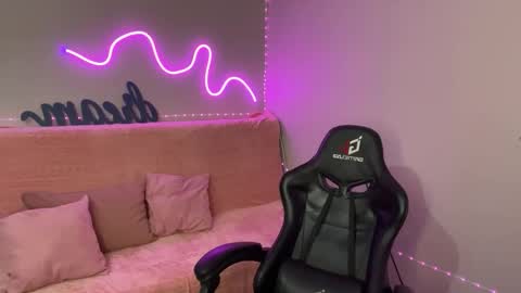 Mia online show from 11.05.25