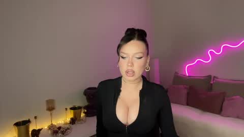 Snapshot of mistress_of_hearts chatting on 05.18.26 Mia online show from 05.18.26