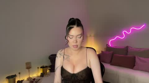 Snapshot of mistress_of_hearts chatting on 05.20.26 Mia online show from 05.20.26