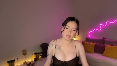 Snapshot of mistress_of_hearts chatting on 05.25.26 Mia online show from 05.25.26