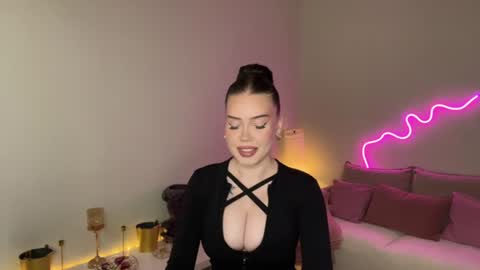 Snapshot of mistress_of_hearts chatting on 06.13.26 Mia online show from 06.13.26