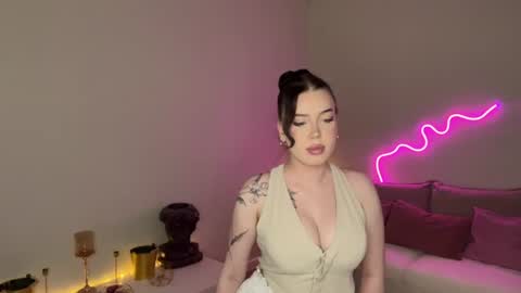 Snapshot of mistress_of_hearts chatting on 06.14.26 Mia online show from 06.14.26