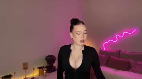 Snapshot of mistress_of_hearts chatting on 06.17.26 Mia online show from 06.17.26