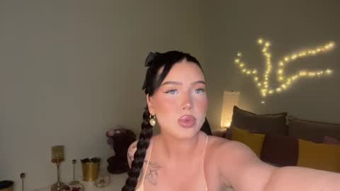 Snapshot of mistress_of_hearts chatting on 07.11.26 Mia online show from 07.11.26