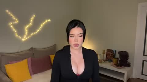 Snapshot of mistress_of_hearts chatting on 07.16.26 Mia online show from 07.16.26