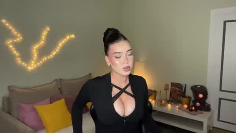 Snapshot of mistress_of_hearts chatting on 07.21.26 Mia online show from 07.21.26