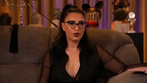 Snapshot of mistresskellykent chatting on 11.01.25 Mistress Kelly online show from 11.01.25