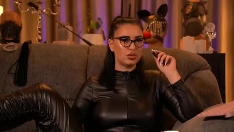 Snapshot of mistresskellykent chatting on 11.21.25 Mistress Kelly online show from 11.21.25