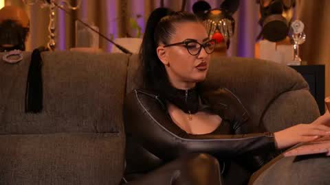 Snapshot of mistresskellykent chatting on 11.28.25 Mistress Kelly online show from 11.28.25