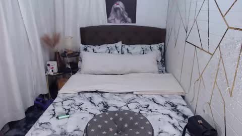 Snapshot of mitzihakku chatting on 10.20.25 Nicahontas online show from 10.20.25