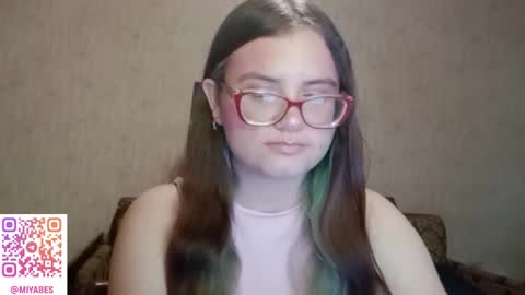 Snapshot of miyabe chatting on 10.05.25 Milana online show from 10.05.25