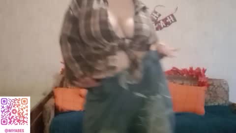 Snapshot of miyabe chatting on 11.15.25 Milana online show from 11.15.25