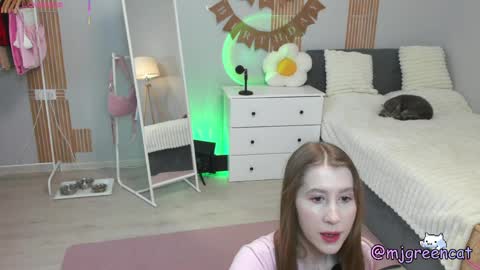 Snapshot of mjgreencat chatting on 05.15.26 mj online show from 05.15.26