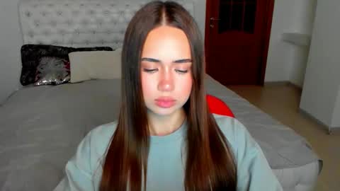 Snapshot of mmm_bananaa_ chatting on 10.08.25 Beata online show from 10.08.25