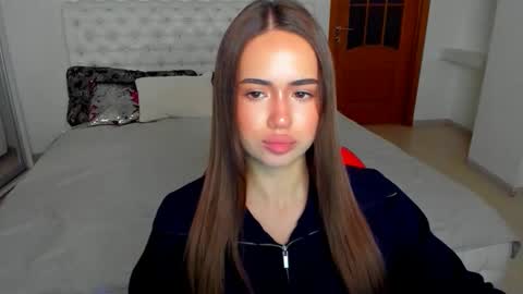 Snapshot of mmm_bananaa_ chatting on 10.13.25 Beata online show from 10.13.25