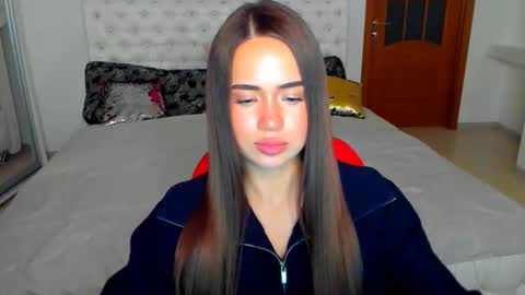 Snapshot of mmm_bananaa_ chatting on 10.25.25 Beata online show from 10.25.25