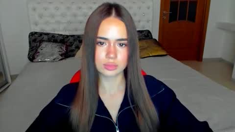 Snapshot of mmm_bananaa_ chatting on 11.13.25 Beata online show from 11.13.25