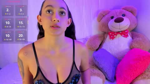 Snapshot of moll1e_ chatting on 11.07.25 M o L l i E online show from 11.07.25