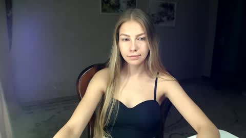 Snapshot of molli_and_tom chatting on 10.11.25 Bitcoin 1P8NuZxsaNsQTx7wJJJ7Ao1mic4nvJPVLC online show from 10.11.25