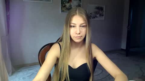 Snapshot of molli_and_tom chatting on 10.13.25 Bitcoin 1P8NuZxsaNsQTx7wJJJ7Ao1mic4nvJPVLC online show from 10.13.25