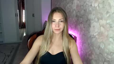 Snapshot of molli_and_tom chatting on 10.22.25 Bitcoin 1P8NuZxsaNsQTx7wJJJ7Ao1mic4nvJPVLC online show from 10.22.25