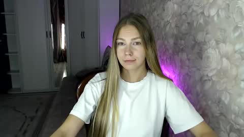 Snapshot of molli_and_tom chatting on 10.23.25 Bitcoin 1P8NuZxsaNsQTx7wJJJ7Ao1mic4nvJPVLC online show from 10.23.25