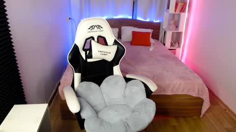 Molly Prvt is open online show from 01.22.25