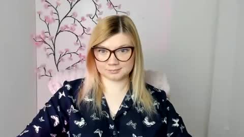 Snapshot of molly_moree chatting on 04.22.26 Molly online show from 04.22.26