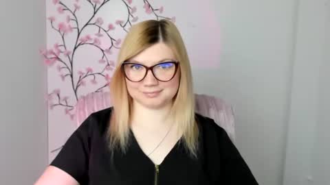 Snapshot of molly_moree chatting on 04.24.26 Molly online show from 04.24.26