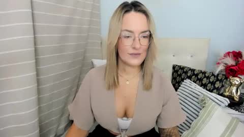 Snapshot of mollycrazy chatting on 09.23.25 MollyCrazy online show from 09.23.25