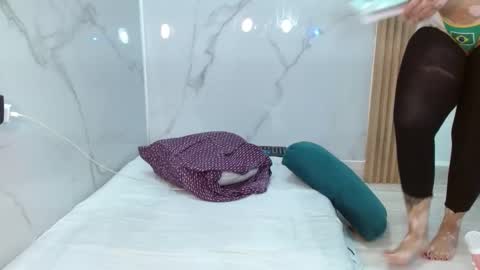  MOLLY  GUNSG online show from 02.27.25